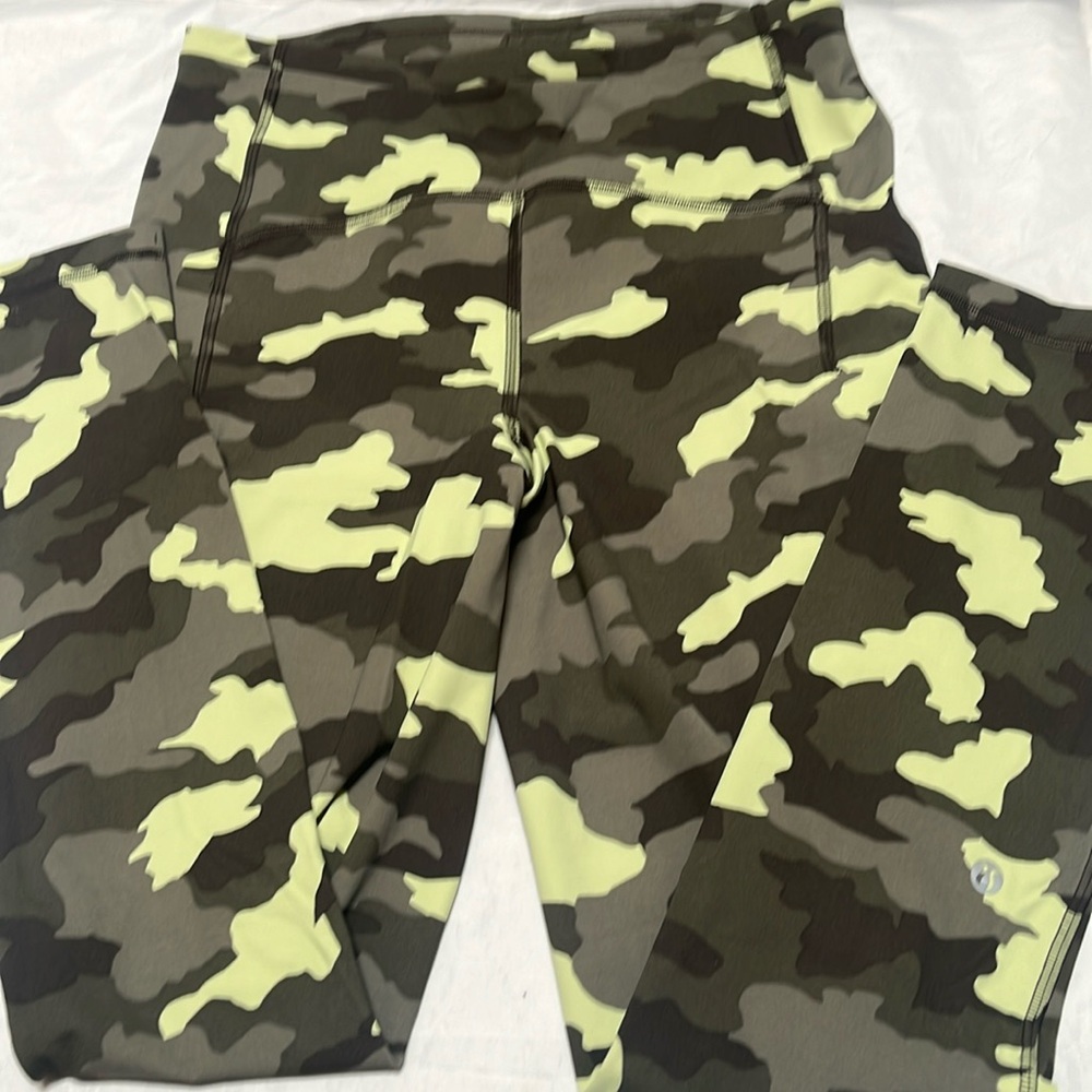 Lululemon Swift Speed High-Rise Tight 28"
Heritage 365 Camo Crispin Green Multi